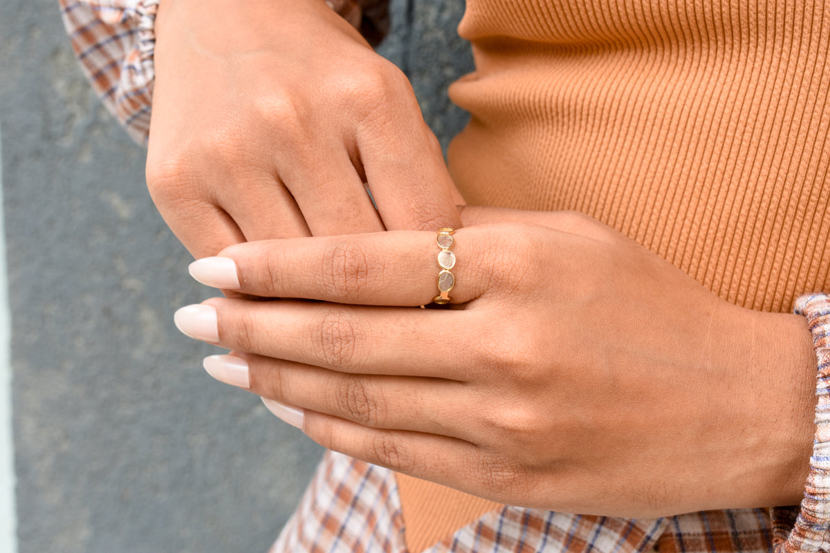 Diamond Slice Band Ring in 18K Gold – Freeform Bezel-Set Stacking Ring