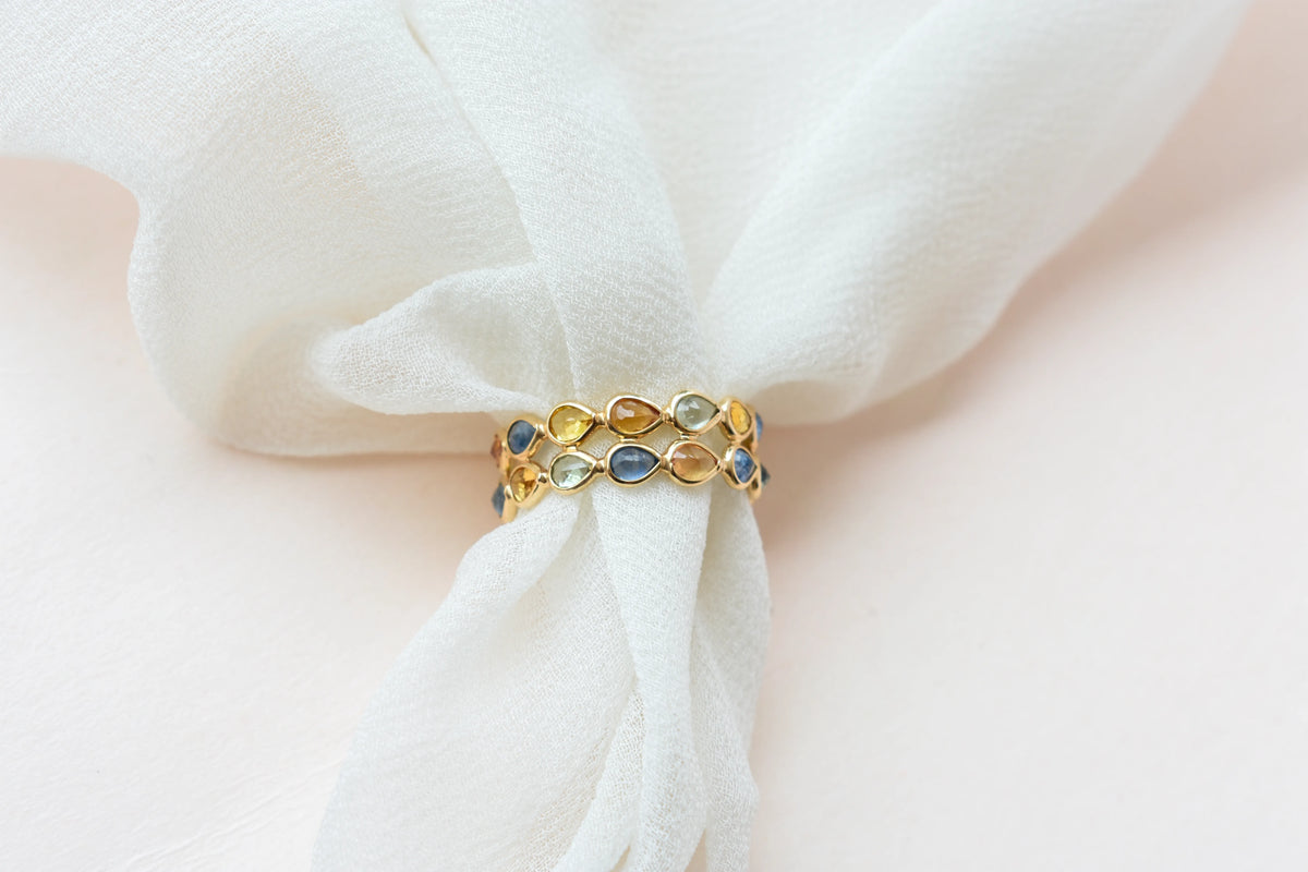 Pear-cut multicolor sapphire woven eternity ring in 18K gold, blue tones