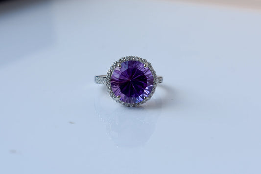 Round amethyst halo ring in 925 silver with fan-faceted cut and cubic zirconia border