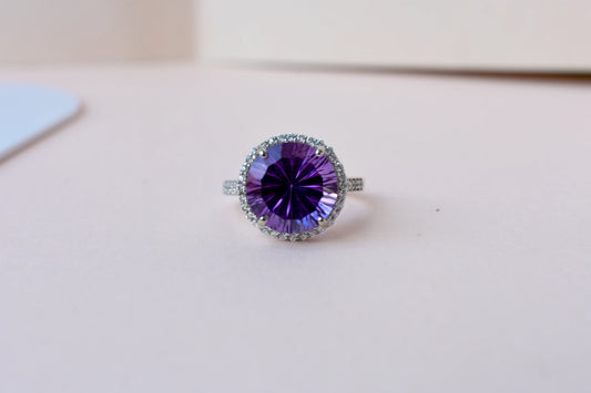 Round amethyst halo ring in 925 silver with fan-faceted cut and cubic zirconia border