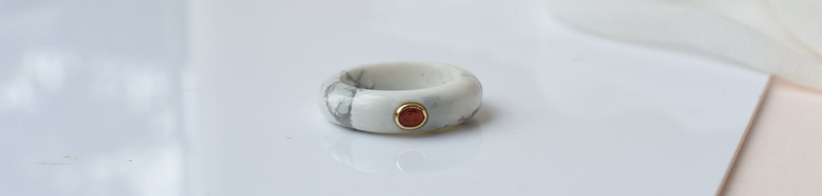 Howlite Band Ring with Orange Sapphire in 18K Gold – Handmade Carved Stone Ring