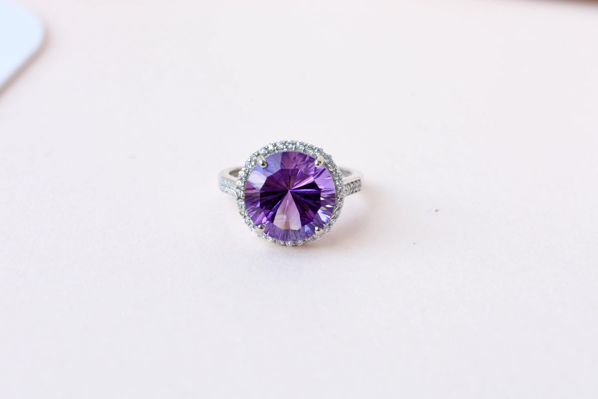 Round amethyst halo ring in 925 silver with fan-faceted cut and cubic zirconia border