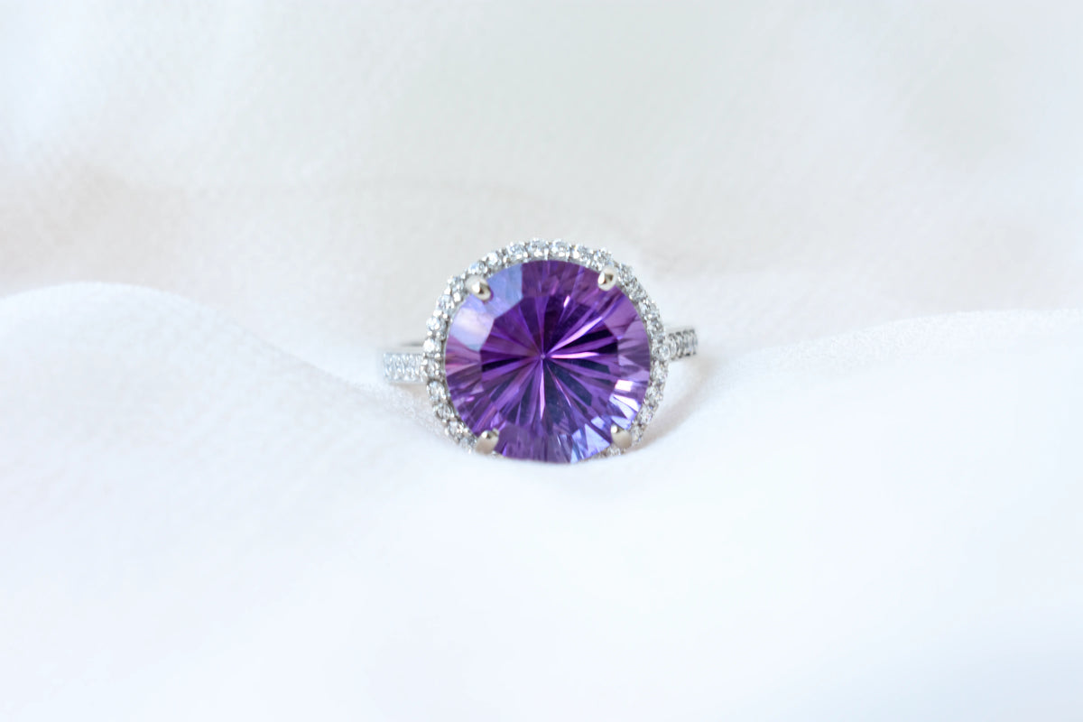 Round amethyst halo ring in 925 silver with fan-faceted cut and cubic zirconia border