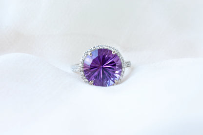 Round amethyst halo ring in 925 silver with fan-faceted cut and cubic zirconia border