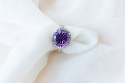 Round amethyst halo ring in 925 silver with fan-faceted cut and cubic zirconia border