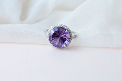 Round amethyst halo ring in 925 silver with fan-faceted cut and cubic zirconia border