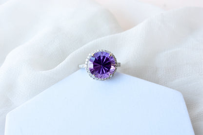 Round amethyst halo ring in 925 silver with fan-faceted cut and cubic zirconia border