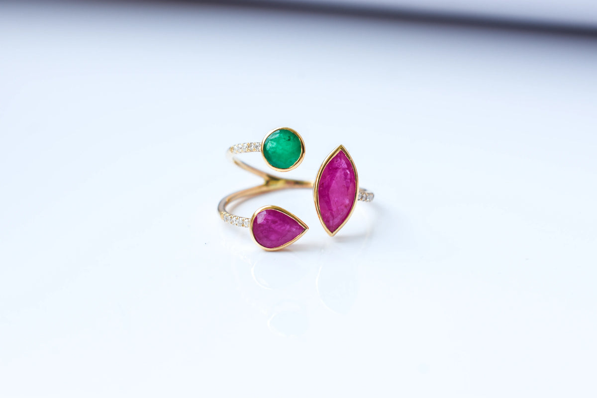 Emerald and ruby cluster ring in 18K gold with open split shank