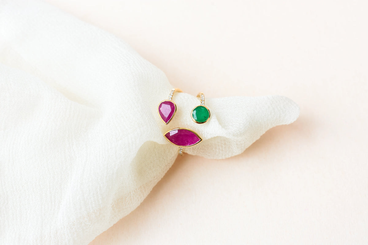 Emerald and ruby cluster ring in 18K gold with open split shank