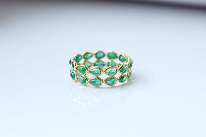 Pear-cut emerald lattice eternity ring in 18K gold with bezel setting