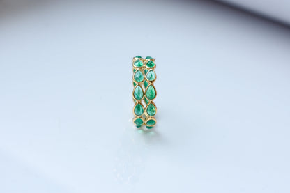 Pear-cut emerald lattice eternity ring in 18K gold with bezel setting