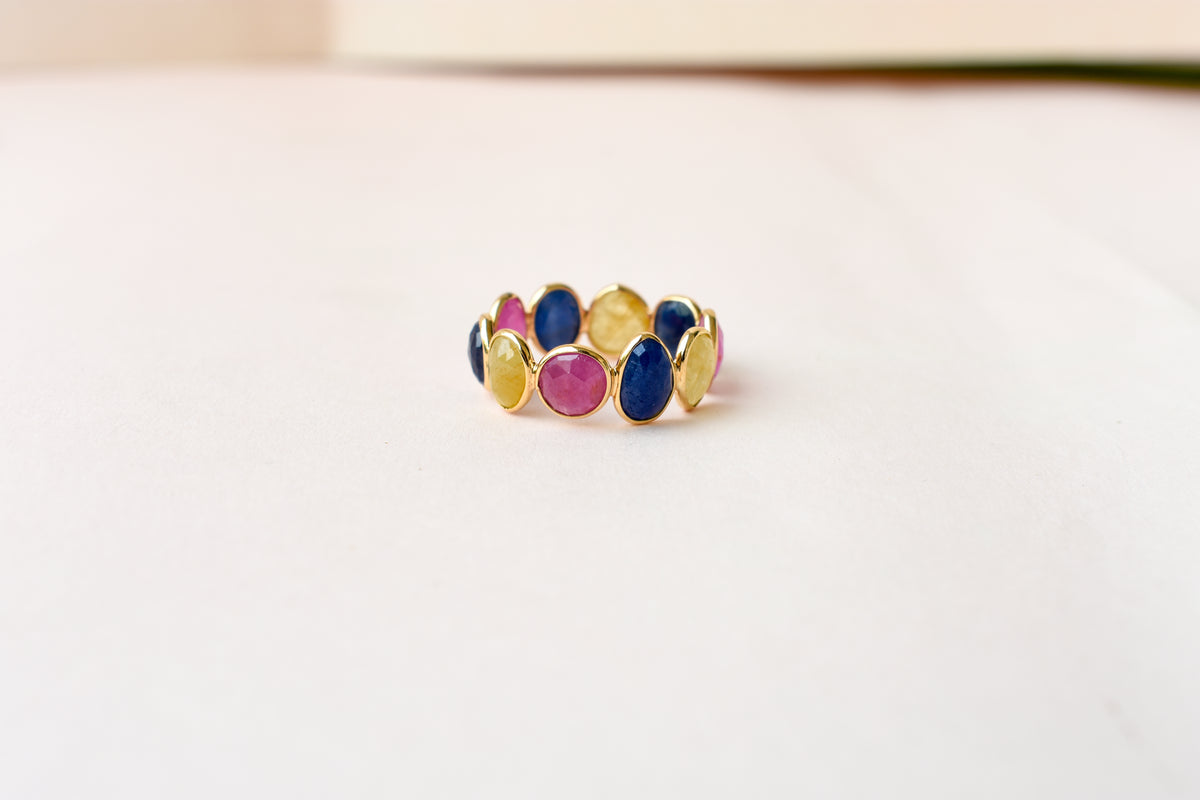 Sapphire Eternity Band in 18K Gold – Oval Cabochon Bezel-Set Ring