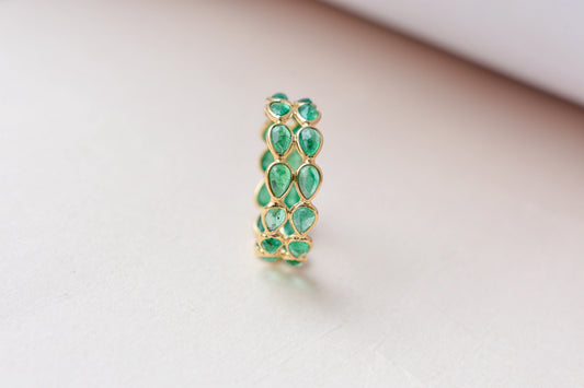 Pear-cut emerald lattice eternity ring in 18K gold with bezel setting