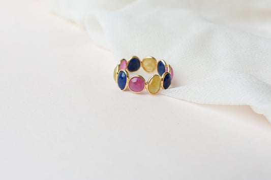 Sapphire Eternity Band in 18K Gold – Oval Cabochon Bezel-Set Ring