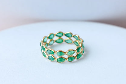 Pear-cut emerald lattice eternity ring in 18K gold with bezel setting