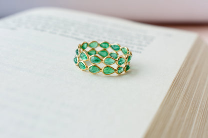 Pear-cut emerald lattice eternity ring in 18K gold with bezel setting