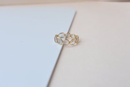 Diamond Slice Band Ring in 18K Gold – Freeform Bezel-Set Stacking Ring