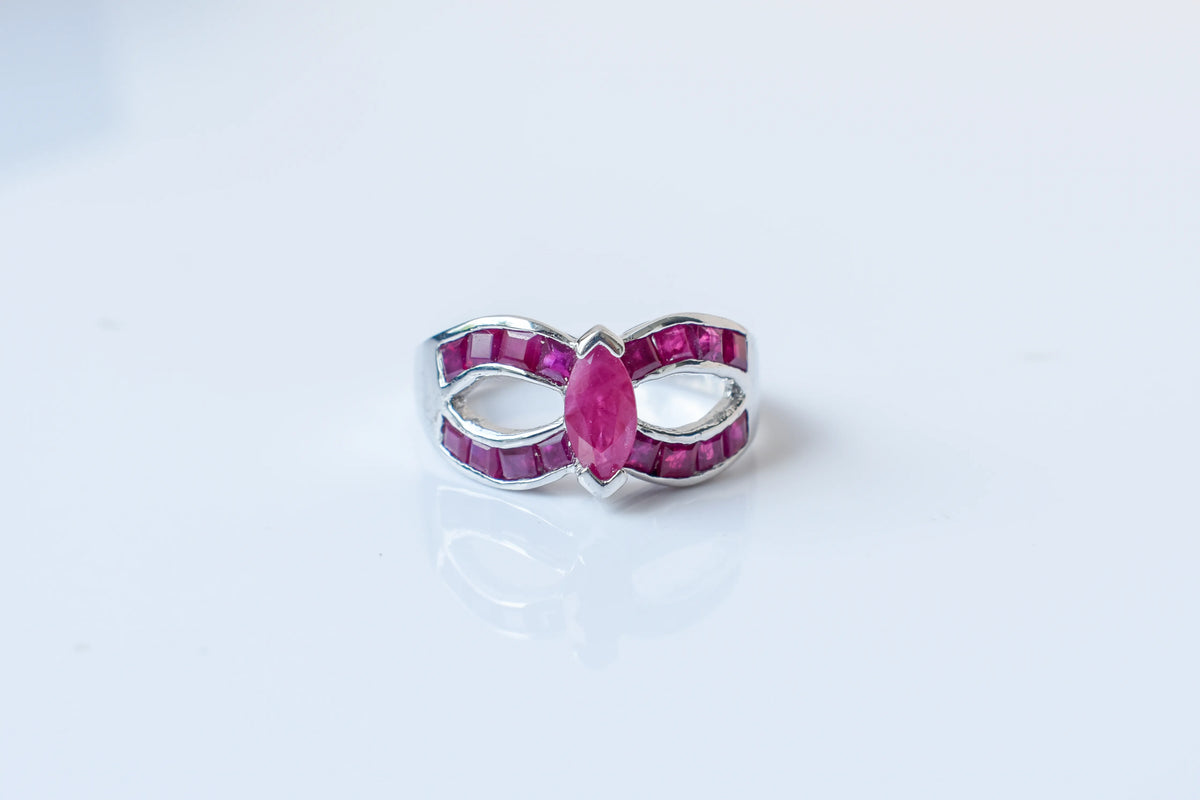 Ruby bow-shaped infinity ring in 925 silver