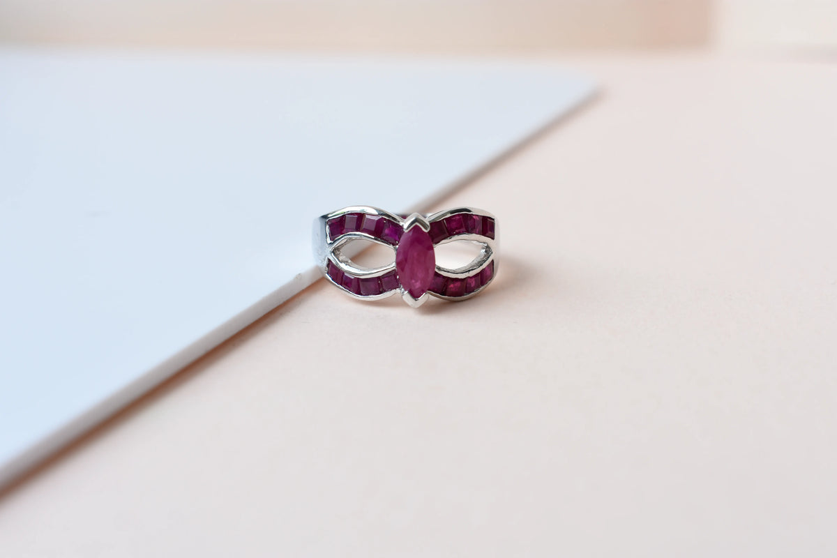 Ruby bow-shaped infinity ring in 925 silver