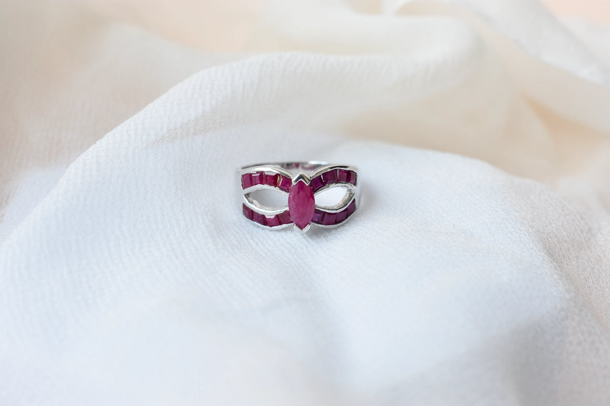 Ruby bow-shaped infinity ring in 925 silver