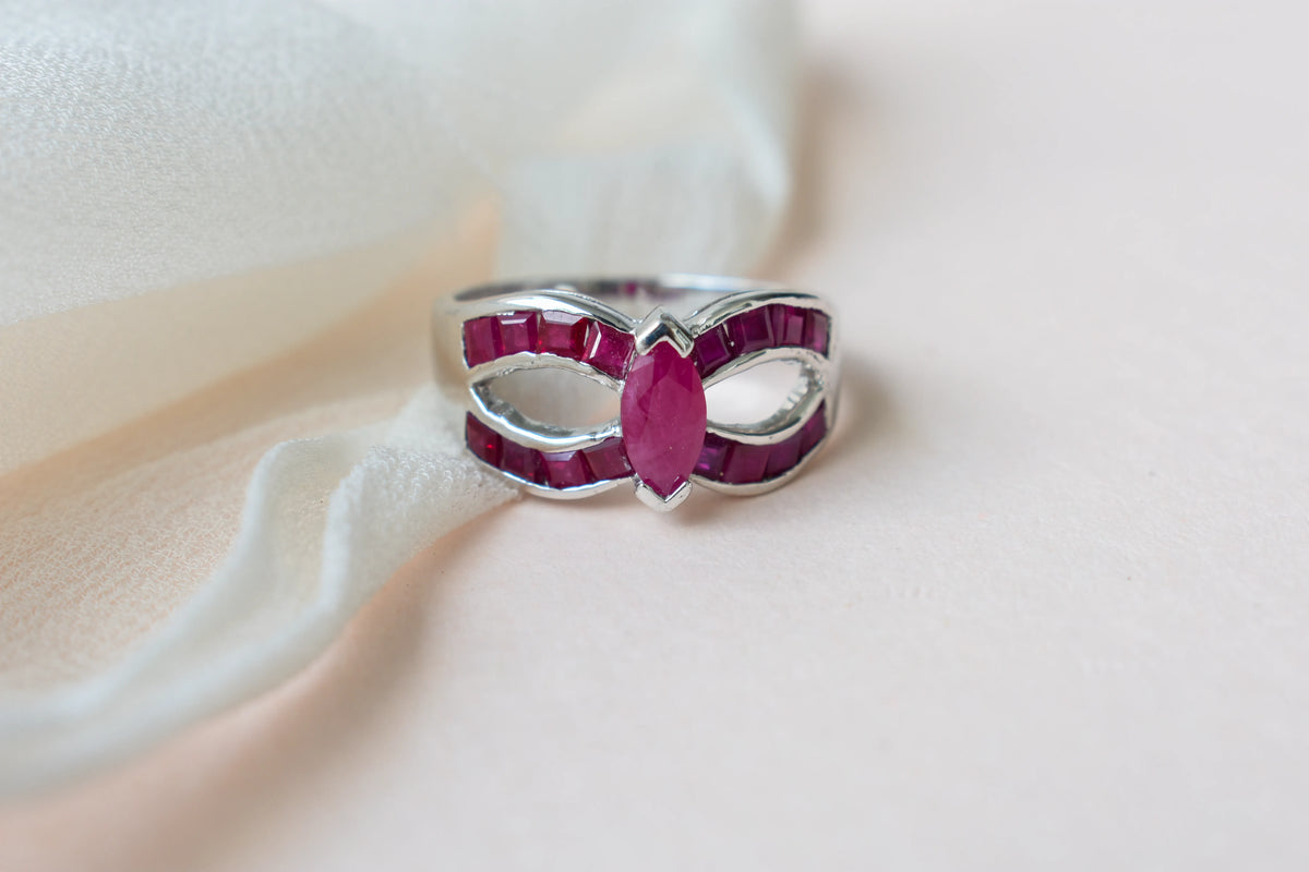 Ruby bow-shaped infinity ring in 925 silver