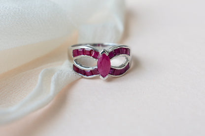 Ruby bow-shaped infinity ring in 925 silver