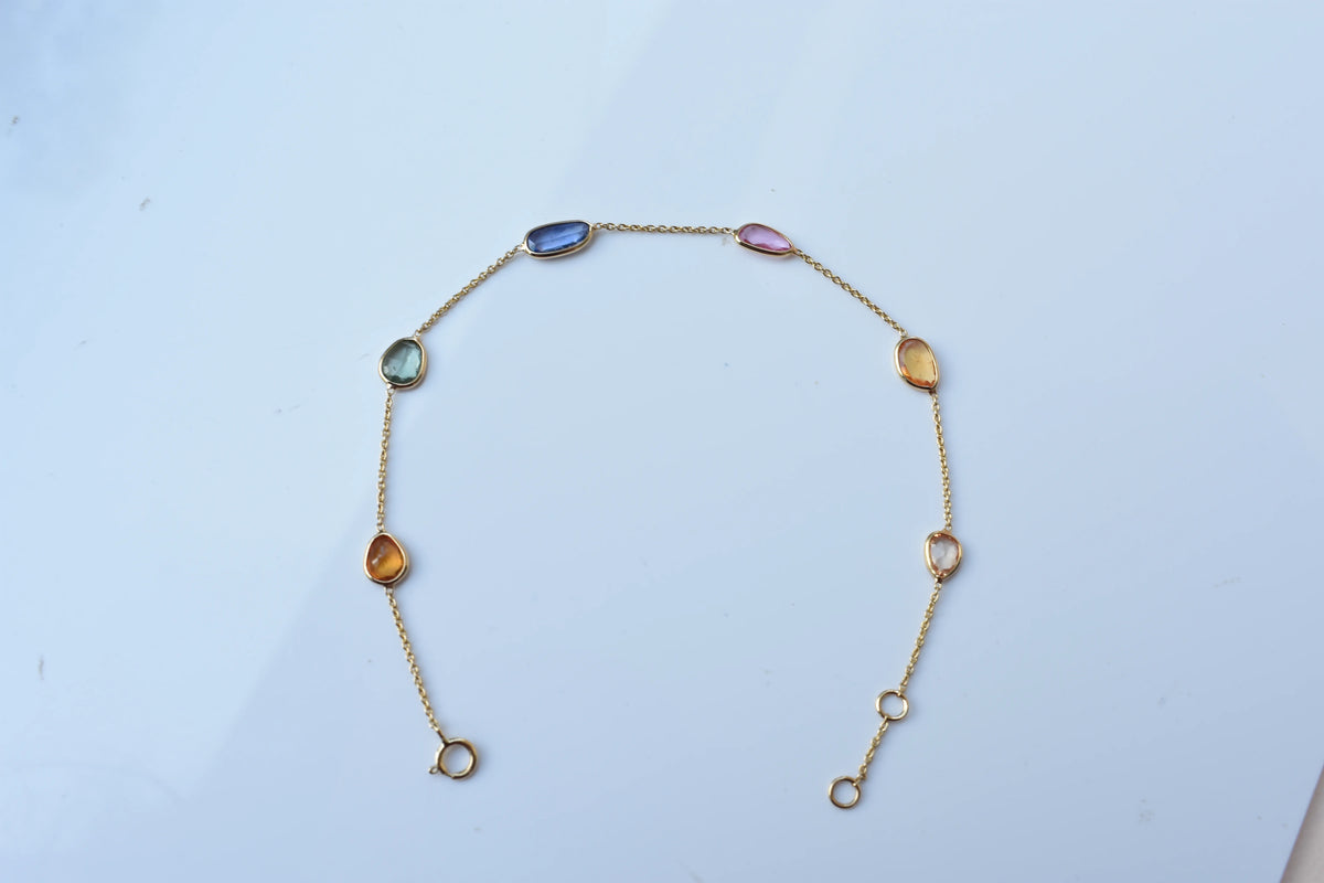 18K gold bracelet with organic-cut multi-coloured sapphire stations