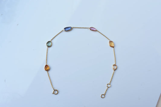 18K gold bracelet with organic-cut multi-coloured sapphire stations
