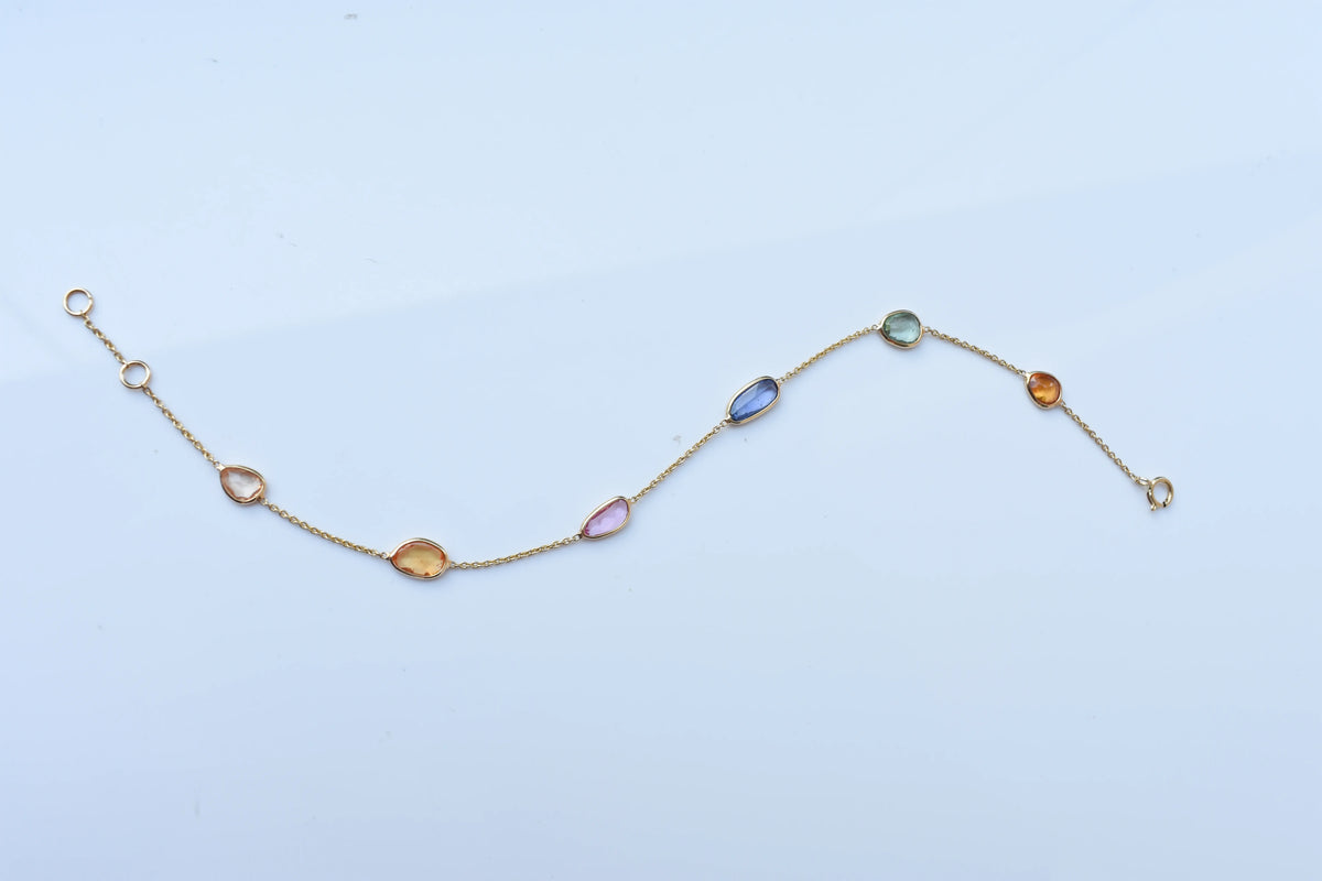 18K gold bracelet with organic-cut multi-coloured sapphire stations