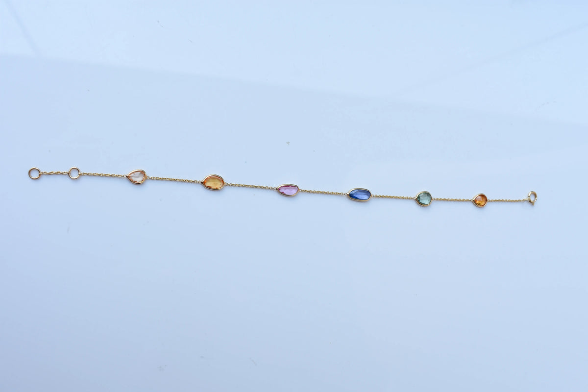 18K gold bracelet with organic-cut multi-coloured sapphire stations