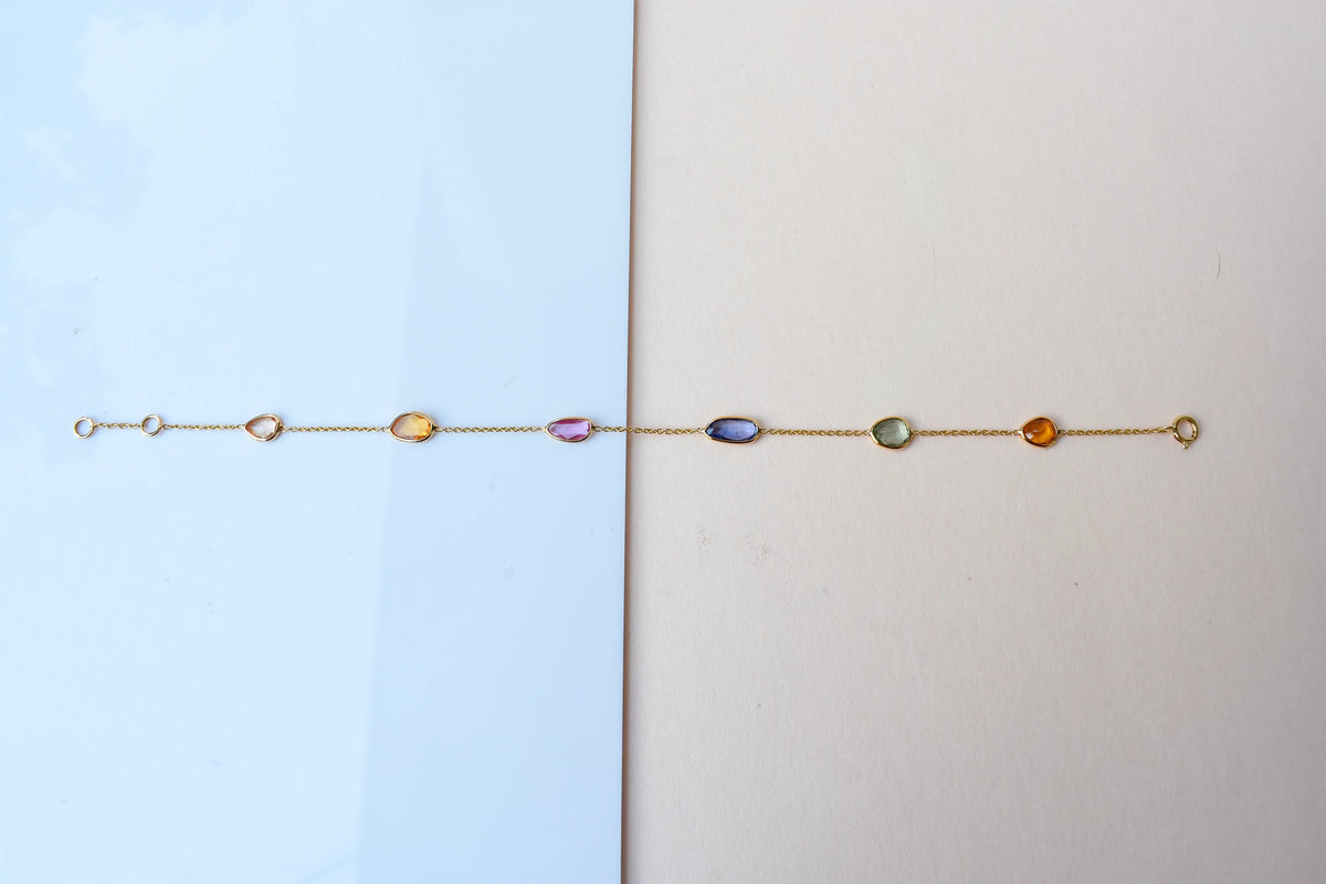 18K gold bracelet with organic-cut multi-coloured sapphire stations