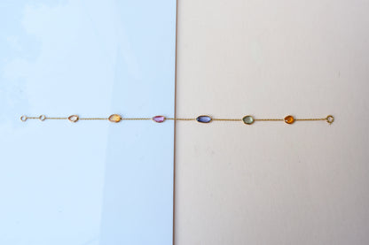 18K gold bracelet with organic-cut multi-coloured sapphire stations