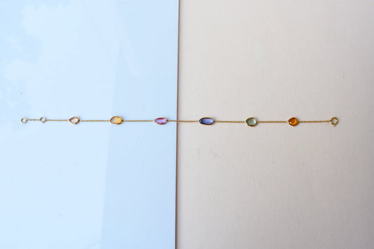 18K gold bracelet with organic-cut multi-coloured sapphire stations