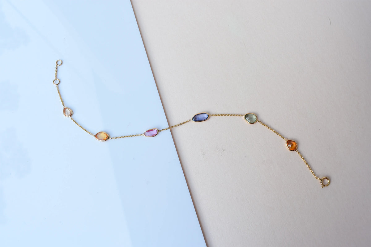 18K gold bracelet with organic-cut multi-coloured sapphire stations