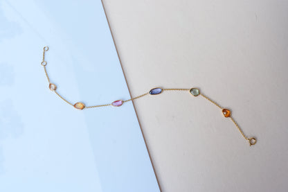 18K gold bracelet with organic-cut multi-coloured sapphire stations