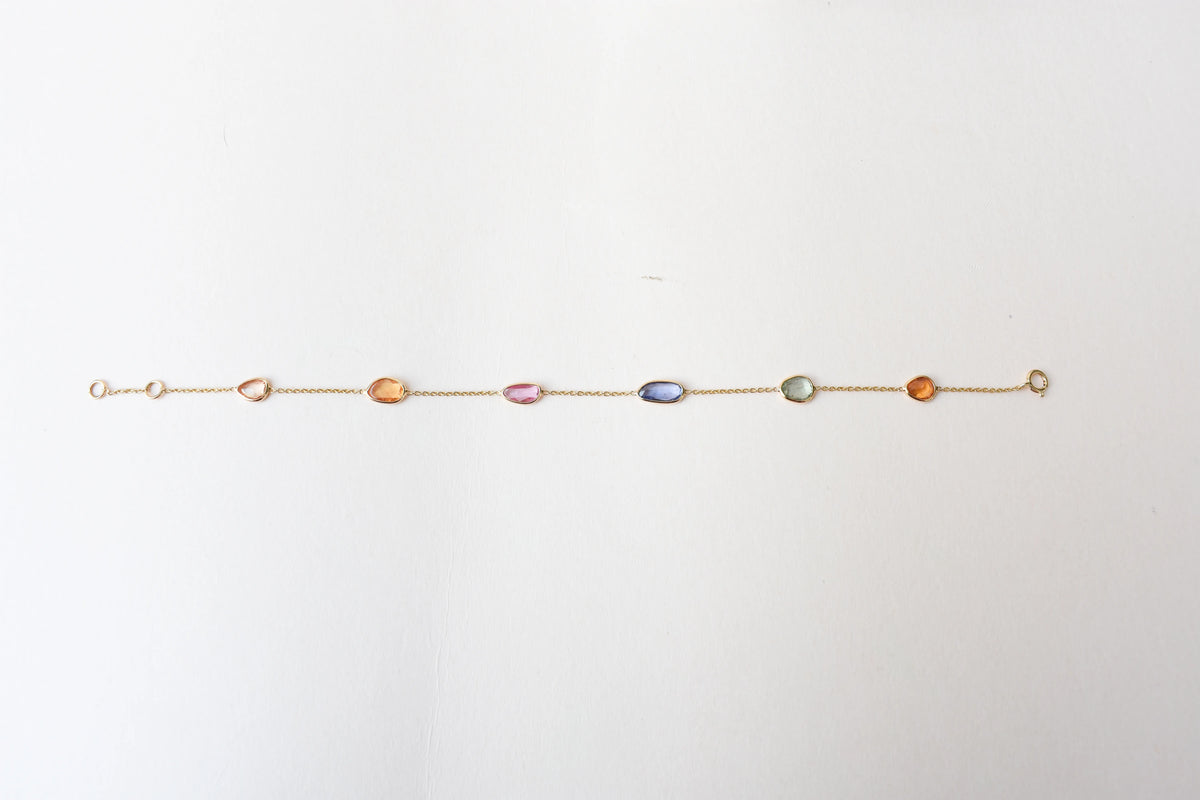 18K gold bracelet with organic-cut multi-coloured sapphire stations