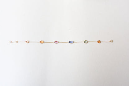 18K gold bracelet with organic-cut multi-coloured sapphire stations