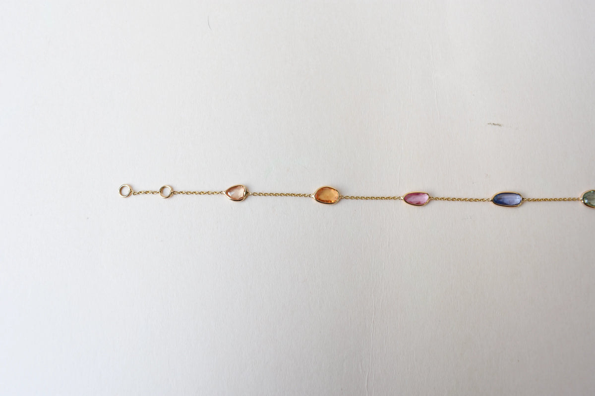 18K gold bracelet with organic-cut multi-coloured sapphire stations