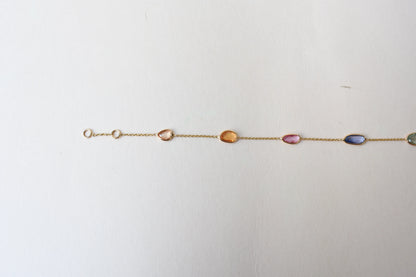 18K gold bracelet with organic-cut multi-coloured sapphire stations