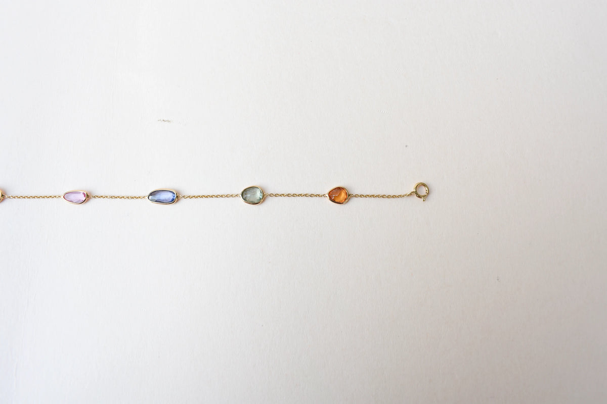 18K gold bracelet with organic-cut multi-coloured sapphire stations