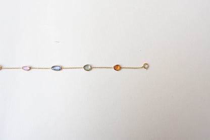 18K gold bracelet with organic-cut multi-coloured sapphire stations