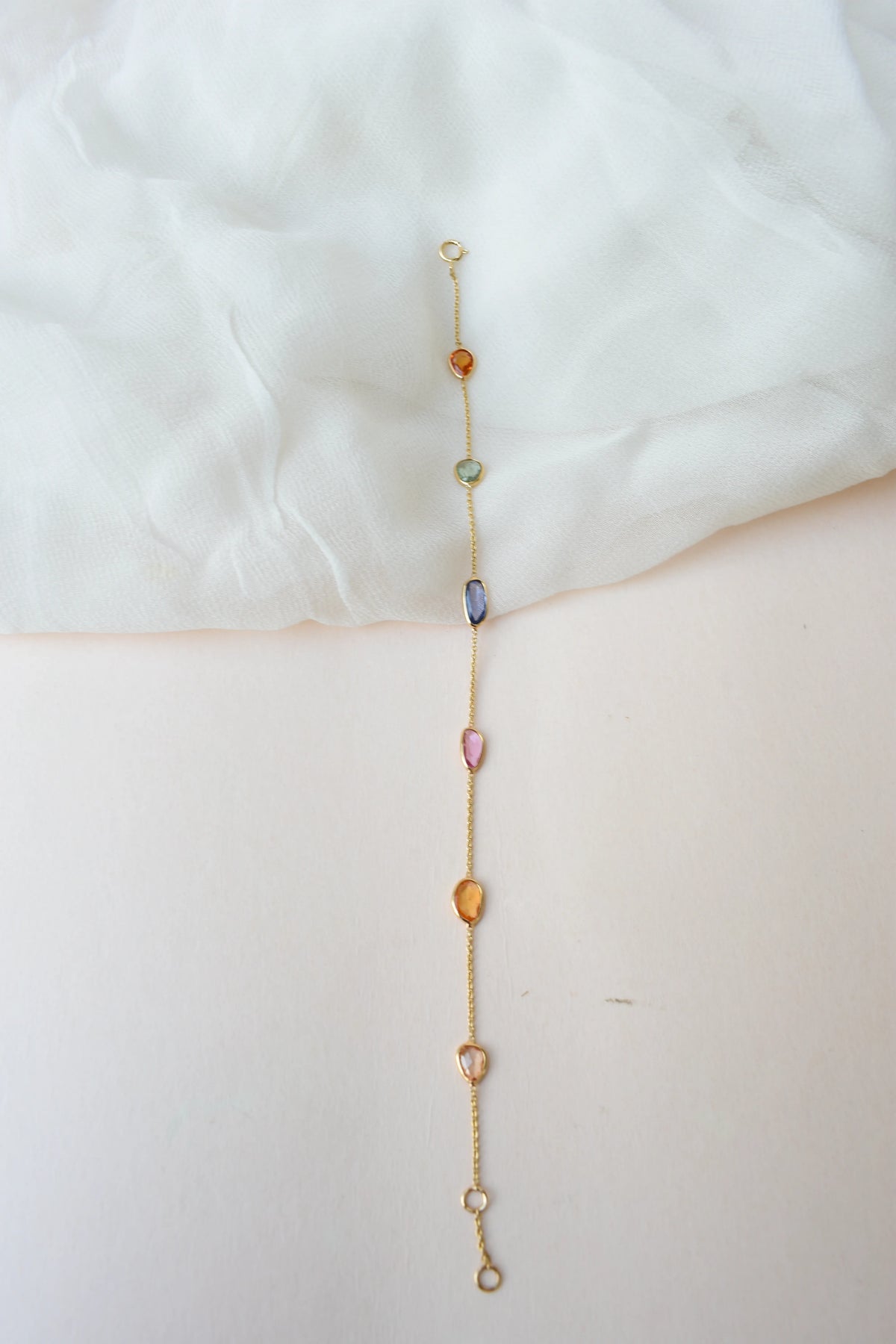 18K gold bracelet with organic-cut multi-coloured sapphire stations