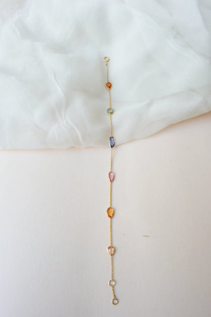 18K gold bracelet with organic-cut multi-coloured sapphire stations