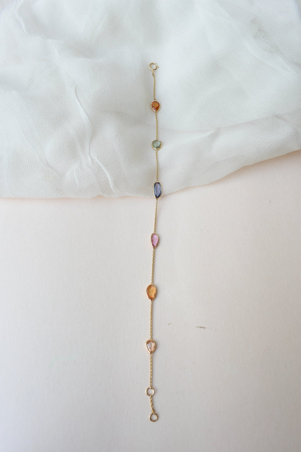 18K gold bracelet with organic-cut multi-coloured sapphire stations