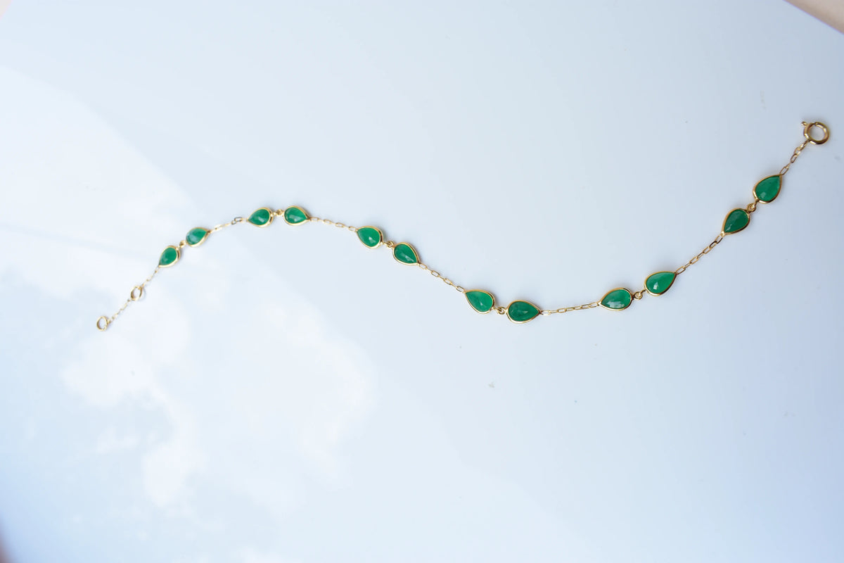 18K gold bracelet with pear-cut emerald drops