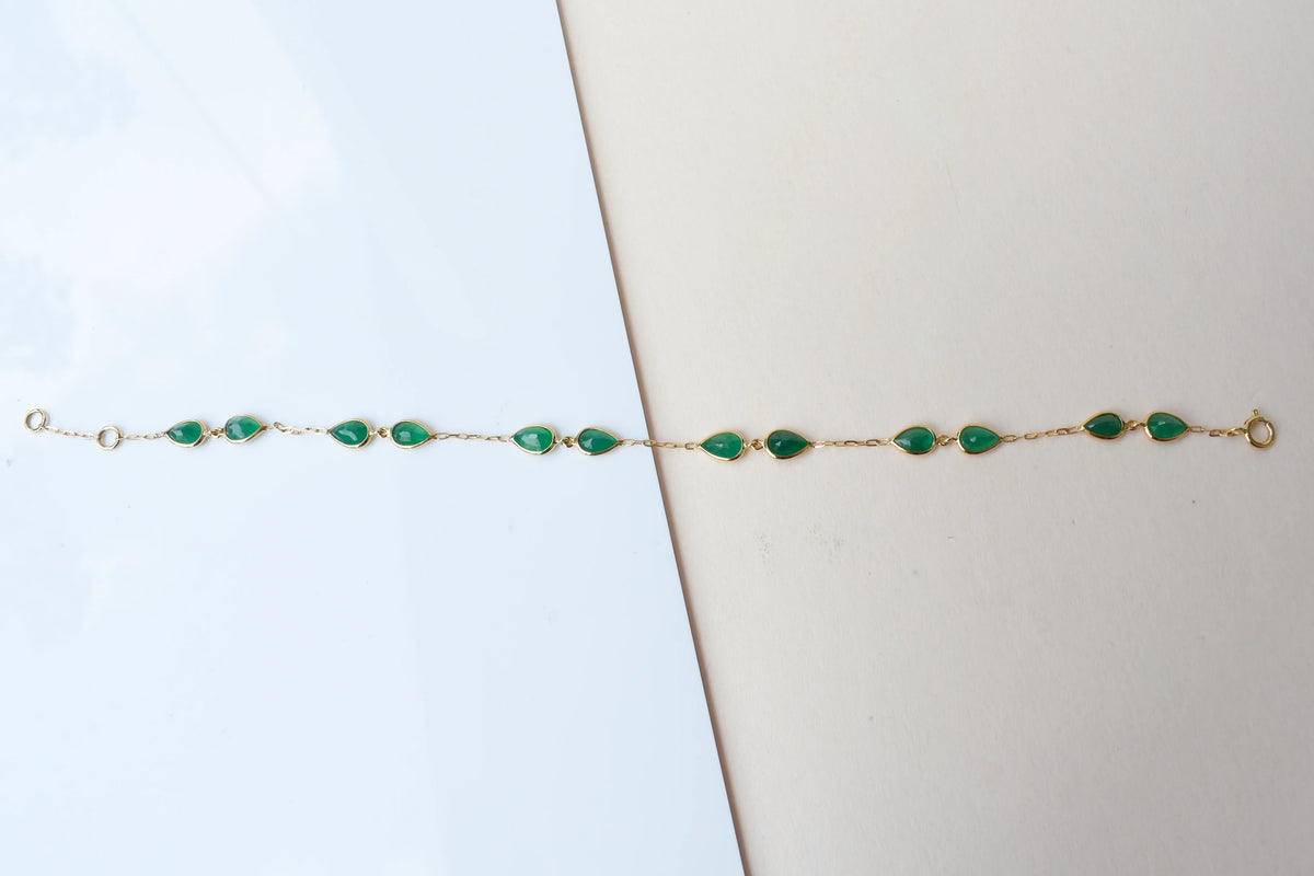 18K gold bracelet with pear-cut emerald drops