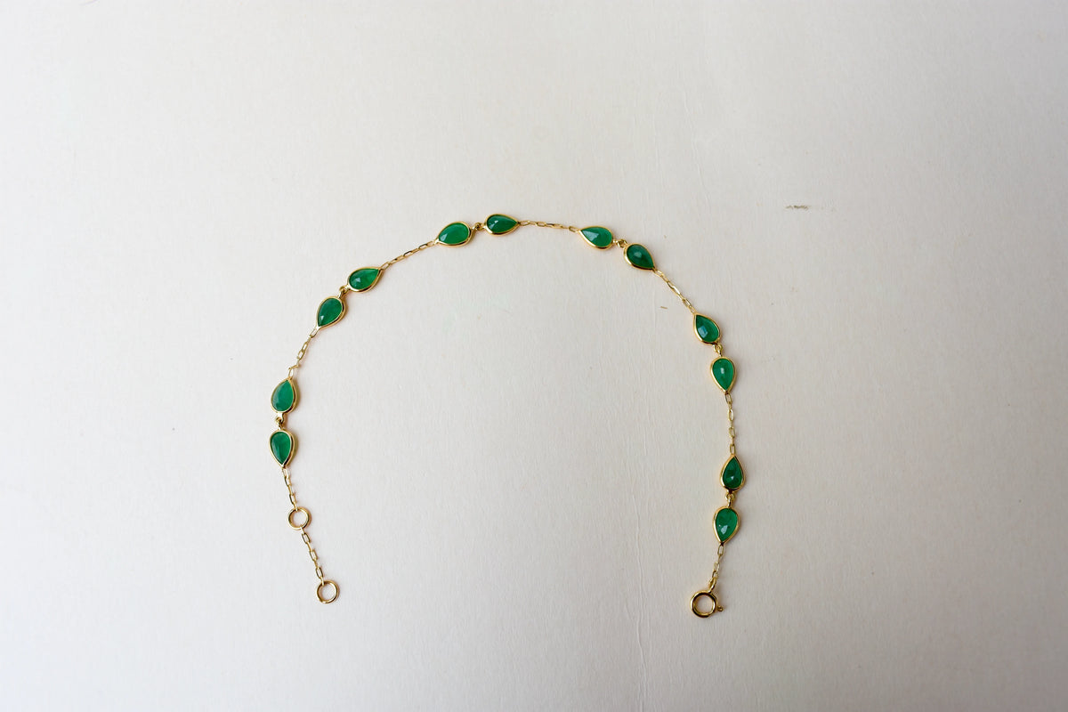 18K gold bracelet with pear-cut emerald drops