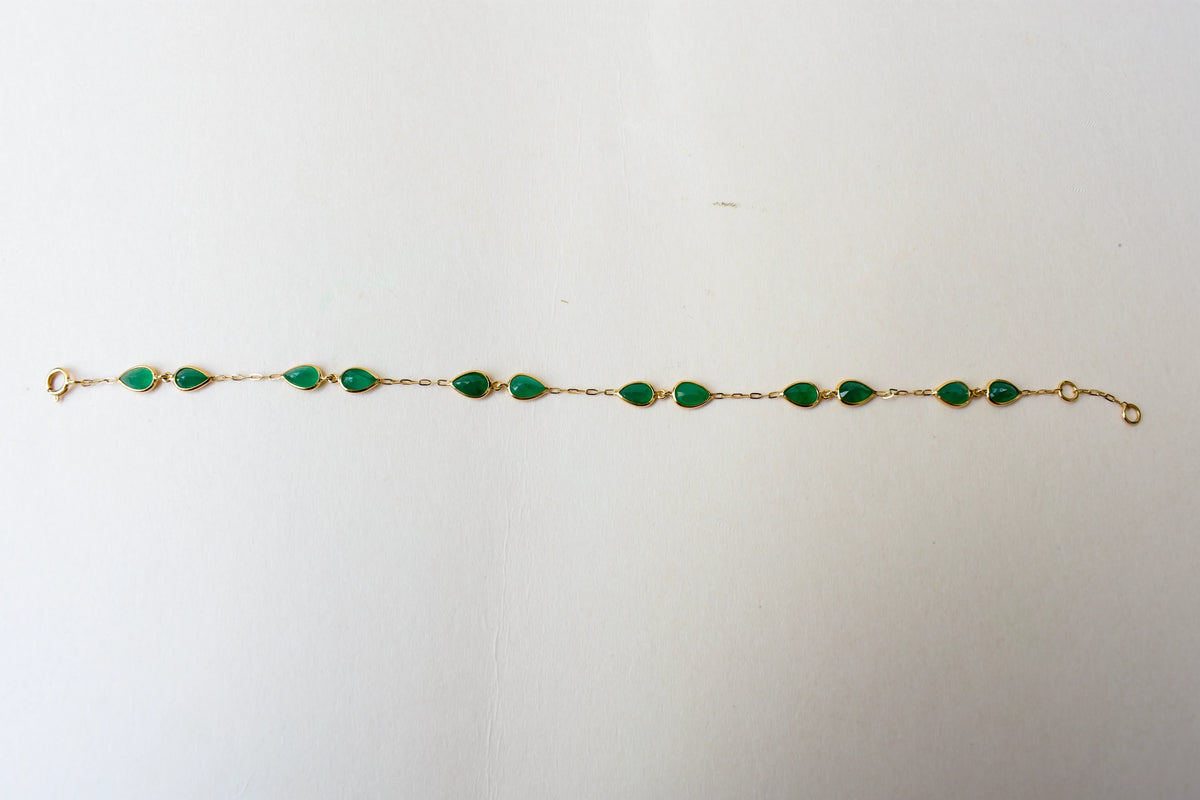 18K gold bracelet with pear-cut emerald drops