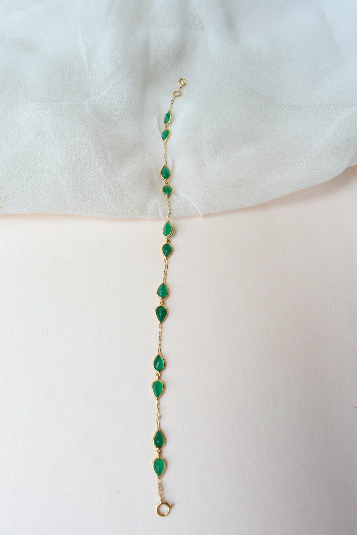 18K gold bracelet with pear-cut emerald drops