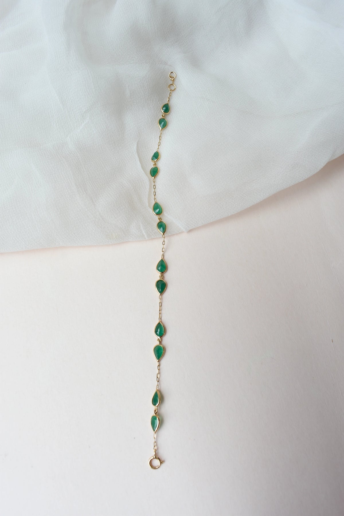 18K gold bracelet with pear-cut emerald drops